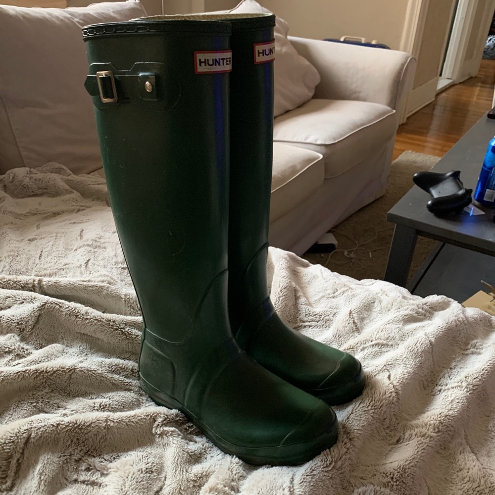 Size 8 green Hunter rain boots